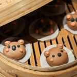 體驗(yàn)活動(dòng)—手作造型饅頭，捏出屬於自己的小小河貍(水中建築師)，點(diǎn)綴各式蔬果調(diào)色，讓大朋友與小朋友吃得更安心。