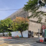 因原有圍牆構(gòu)造毀損嚴(yán)重、不堪修復(fù)，育英國(guó)中側(cè)門及部分圍牆也是本次街道美化項(xiàng)目之一。（圖攝於108.11.07，為育英堂施工期間）