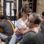 大手牽小手，與孩子們享受難能的親子時(shí)光，透過(guò)說(shuō)故事媽媽的引導(dǎo)，孩子們主動(dòng)給家長(zhǎng)一個(gè)大大的、溫暖的擁抱。