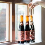 致上「古早味手工柴燒醬油清」做為伴手禮，並附上「手工編織麻繩」，以傳統(tǒng)的方式編織出最誠摯的心，在周末與家人好友來場美味的醬香料理吧!