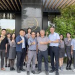 誠(chéng)摯感謝臺(tái)中同業(yè)先進(jìn)，建樹建築與生活職人的歡聚，共同相知相惜！
卓勝隆董事長(zhǎng)(圖中左一)帶領(lǐng)新業(yè)設(shè)計(jì)團(tuán)隊(duì)與創(chuàng)健健設(shè) 黃彬煌建築師(圖中右一)一同合影。
