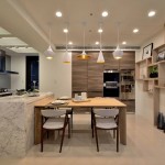 以米白色系為主調(diào)，稍加點(diǎn)綴的大理石紋、木色的溫潤(rùn)雅致，猶如女主人般溫柔賢淑，入得了廚房也能出得了廳堂。