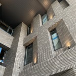 隨著午後陽光灑落與打燈的設(shè)計，建築立面也呈現(xiàn)出生動且多樣化的表情。