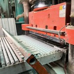 按照完美比例調(diào)配好的土料，送入機(jī)器將磁磚一一壓製成形，在此排列依序、登場亮相。