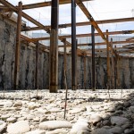 一根根的鋼筋植入土地，鮮紅色的標(biāo)籤紙是提醒灌漿師傅，填入的厚度。