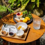 乳蛋白優(yōu)格搭配水煮蛋、現(xiàn)烤地瓜及當(dāng)季水果生菜，手作優(yōu)格創(chuàng)意健康料理。