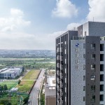 去年底交屋之又一力作－「築之細(xì)道」，座落於竹北市福興路?福興一路，混色外牆磚的柔和層次感與藍(lán)天白雲(yún)融為一體，如畫(huà)一般美好。