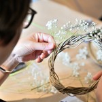 將滿天星修剪成想要的長度，一束一束裝飾上藤圈，讓花圈增添了一份手感的溫度。