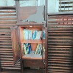 窗櫺式書櫃為本處書席主要之書籍分享空間，等您來交換一本好書。