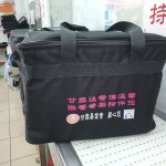 將飯盒裝至袋中，接下來就交給志工驅(qū)車前往每一個(gè)配送地，將熱騰騰的佳餚送到每一位長(zhǎng)者手中。