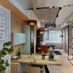 鏡頭隨著客廳的深度往內(nèi)探尋，玄關(guān)旁的等身高綠葉親切迎人，桌上擺著一瓶好酒搭配兩只小杯，是未來與三兩好友一同舉杯慶祝酣談，或小酌暢談心事的好地方。