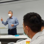 新業(yè)建設(shè)創(chuàng)辦人-穆椿松 分享公司的經(jīng)營理念，到個人工作態(tài)度抱持主動、積極、樂觀的心態(tài)，相信在崗位及人生道路上能迎刃而解。