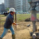 職人團(tuán)隊(duì)陸續(xù)在基地上各區(qū)域，進(jìn)行不同深度的樣本抽取。(拍攝日期:2020/12/29)