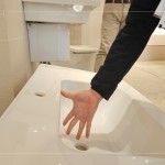 面盆的深淺度、弧度及材質皆有講究，如何在使用時不易積水及水花四濺，清洗起來省時省力，也是職人衛(wèi)浴選品的考量點。