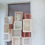 原有櫃體改造的書箱及燈箱，成為本處書席之焦點(diǎn)。