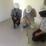 踏出的每一腳步，其實都能感覺到地板磁磚是否平整貼合。新業(yè)職人團隊考量未來居住者的體驗，進行室內(nèi)地坪拋光磚貼作的平整度檢查。