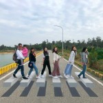 新業(yè)夥伴們過馬路卻引來眾人驚呼！原來是被斑馬線耽誤的3D地景藝術，彷彿懸浮在空中，各角度都讓人產(chǎn)生「美麗的誤會」。