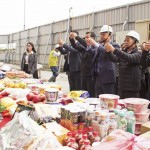 以新業(yè)建設名譽董事長穆椿松先生（圖右三）、卓勝隆董事長（圖右二）及簡福榮總經理（圖右四）、邱正光副總經理（圖右一）為首，率領全體同仁一同祭拜祈福。祈求接下來的建築程序一切順利、未來住戶安居和樂。