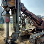 氣勢(shì)磅礡的地質(zhì)鑽探機(jī)，深入地底抽取的剎那間，有如電影般塵土飛揚(yáng)、滾滾黃沙的壯觀畫面。