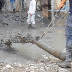 烈日之下，師傅們揮汗如雨的穩(wěn)住灌漿管道，慢慢地為基礎(chǔ)工程披上一層層肌理。
