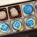 宇宙巧克力 - 將香草莢獨(dú)特的香氣與可可豆完美融合，巧克力都是親手繪製，星空?qǐng)D樣包含著繽紛的內(nèi)餡，每一口都能感受到驚喜。