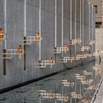 入口大面水景，一如滌去塵囂，步入小徑，由兩側(cè)的柔光引領(lǐng)，使人靜謐優(yōu)雅的歸來(lái)或到訪。