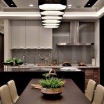 一些風(fēng)格感強(qiáng)烈的設(shè)計(jì)物件，加上花藝與綠色植物的妝點(diǎn)下，讓居家空間多點(diǎn)「森」氣。