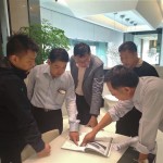 新業(yè)建設(shè)簡福榮總經(jīng)理(右一)、邱正光副總(左二)與設(shè)計團(tuán)隊，了解對於生活的細(xì)節(jié)，必須比住戶要求得更高。