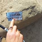 一經(jīng)新業(yè)職人選中的石頭，貼上屬於自己的標籤，象徵已屬於『大塊森鄰』的一員。