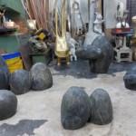 將作品切削出形狀後進(jìn)入翻砂、用沙模鑄造、打磨的階段，直到磨出心目中想要的表情，接著染色、保護(hù)，讓想像逐漸成形。