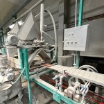 逐層上釉的過程，如同美麗佳人般，經(jīng)過一層一層上釉，妝點(diǎn)出每片山形磚姣好、綺麗的模樣。