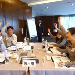 由行銷部楊世偉經(jīng)理(圖左一)帶領的小組，成員來自營建部經(jīng)理、客服部、人資部單位，實務操作心智圖的分析案例，舉手搶答與講師互動回饋。