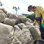 天然原石會依庭園造景的呈現(xiàn)，挑選適合的尺寸，根據(jù)石頭的紋理、色澤、形狀及擺放空間，都是方方面面的細節(jié)。