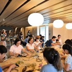 大家專注將自己的花圈設(shè)計(jì)成想像中唯美的模樣，讓人好期待完成品！