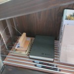 造型資訊櫃放置「閱讀、築夢」的紀(jì)念戳章，挑到喜愛的書之後可於此處蓋戳章，並寫下一段好話分享，以一本交換一本概念美好循環(huán)。