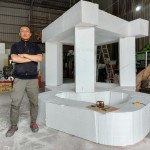 藝術(shù)家任大賢選用鋼圈線條呈現(xiàn)整個藝術(shù)結(jié)構(gòu)體方剛、圓融、尖角等元素，讓各種幾何圖像自由傾訴的語彙，形成理性與感性兼具的藝術(shù)語境。