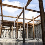 七月艷陽(yáng)天，新業(yè)－大塊森濤階段性工程－地下室開(kāi)挖完成，構(gòu)築的計(jì)畫(huà)正按部就班，一步一步往前進(jìn)行。