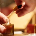 金黃色的色澤，襯托在溫暖的光源下更顯飽滿，滴滴濃醇，轉(zhuǎn)開瓶蓋迎來滿滿香氣，徜徉在田野、芳草、泥土與鄉(xiāng)間。