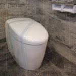 衛(wèi)浴設備最不可或缺的馬桶，材質的選擇不僅展現視覺美感，如何能輕鬆清潔不費力、省水省時，也是職人衛(wèi)浴選品的考量點。