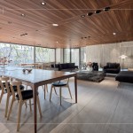 團(tuán)隊(duì)選材更需要細(xì)膩的顧慮使用者的感受，以工業(yè)設(shè)計結(jié)合傳統(tǒng)工藝，椅墊選自義大利的質(zhì)感牛革，與木材的美麗紋理相互輝映。