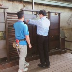 呼應(yīng)園區(qū)既有空間記憶，獨(dú)家設(shè)計(jì)3座不鏽鋼造型貓剪影。