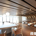 二樓閱覽室、輕食區(qū)皆設(shè)計曲面天花板，象徵林中之樹。