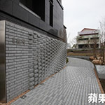 二進(jìn)式的入口，有「明暗牆」設(shè)計(jì)