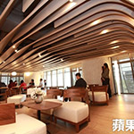 不只天花板，桌、椅、甚至燈具、燈管，都市曲線造型