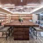 微微的燈光、溫潤(rùn)的木製長(zhǎng)桌，適合在這邊設(shè)一席家宴，誠(chéng)摯地邀請(qǐng)家人好友，分享美味佳餚，共度每一刻美好時(shí)光。