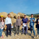 新業(yè)建設(shè)簡福榮總經(jīng)理（圖左二）與新業(yè)團隊不畏烈陽到現(xiàn)場選材，正因職人對專業(yè)上的堅持，即便是小小的溪石也需要百分百的講究。