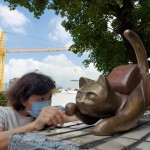 藝術家─曾永玲凝視細節(jié)、觀看各方角度，找尋著最適合喵星人的落腳之處。