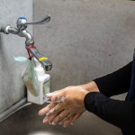 疫情時(shí)代，甘霖基金會(huì)的送餐服務(wù)依然風(fēng)雨無(wú)阻，當(dāng)天進(jìn)廚房前需要手部徹底清潔、配戴防塵帽、施打疫苗完成並配戴手套，做足防護(hù)程序。