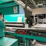 宛如馬林巴琴的演奏家，檢驗人員手持小槌子輕輕敲擊，傾聽磁磚的「音色」，透過一雙敏銳的耳朵與豐富的經(jīng)驗，聽出磁磚之間細(xì)微的不同之處，並汰除有瑕疵的磁磚。