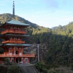 山號「那智山」的青岸渡寺，左側(cè)坐落的那智瀑布，水聲磅礡而震懾人心，天地間的大美化為視覺與聽覺的交響樂！